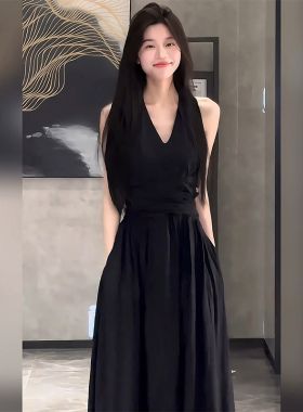 黑色高级感V领挂脖连衣裙女春夏内搭2026新款气质收腰显瘦A字长裙
