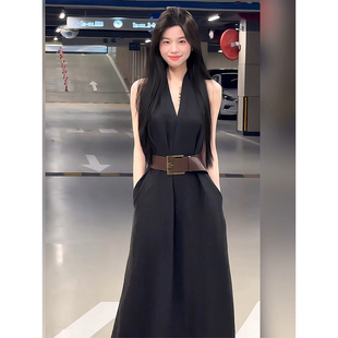 黑色高级感V领挂脖连衣裙女春夏穿搭2026新款气质收腰显瘦A字长裙