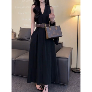 黑色高级感V领挂脖连衣裙女春夏穿搭2026新款气质收腰显瘦A字长裙