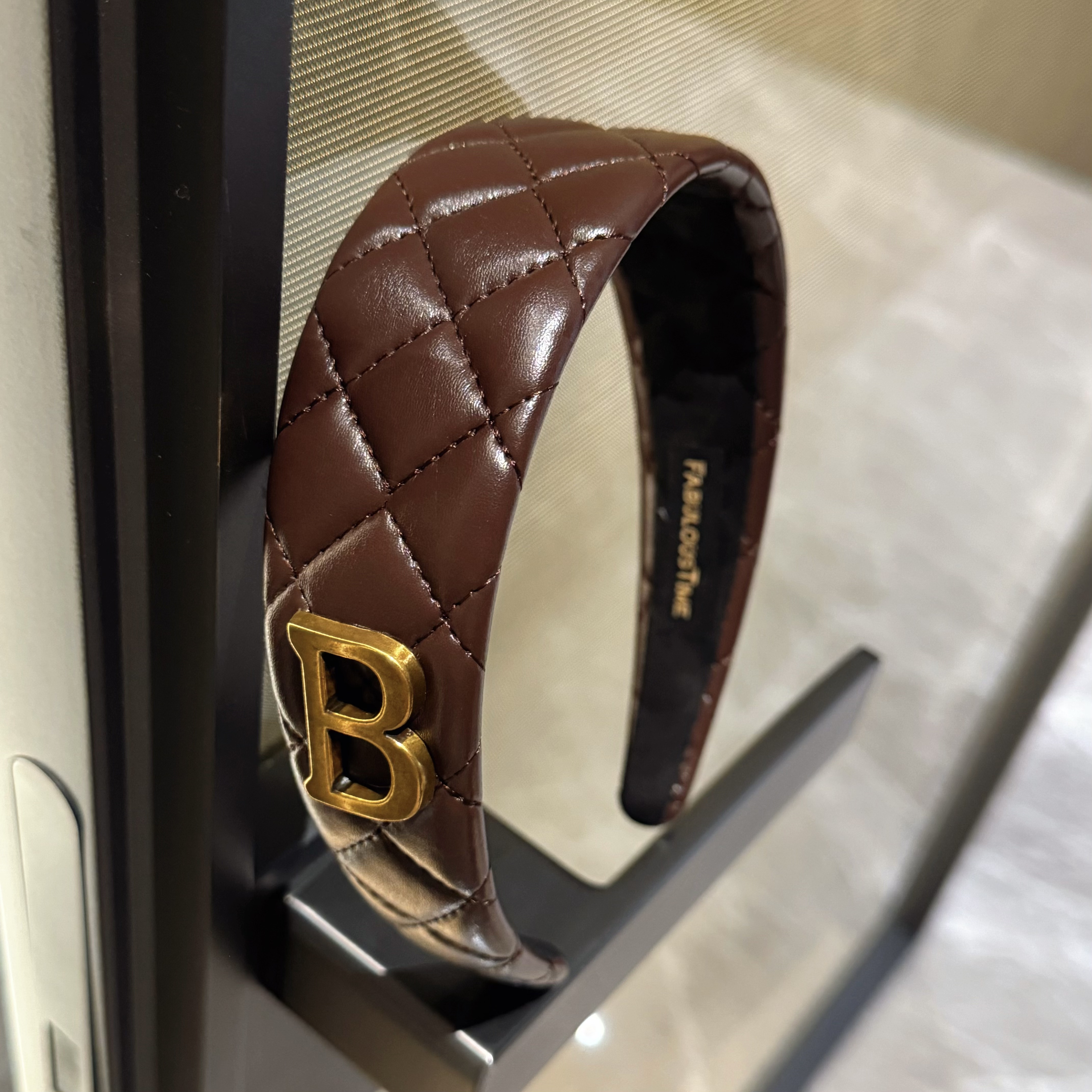 棕咖色菱格纹仿小羊皮B字母发箍