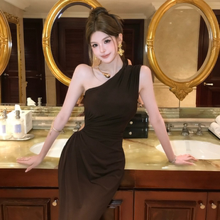 金属挂脖显瘦长款 FAY 斜肩镂空修身 法式 连衣裙 金棕女神