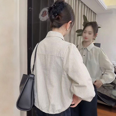 浅色系竖条纹翻领单排扣长袖衬衫