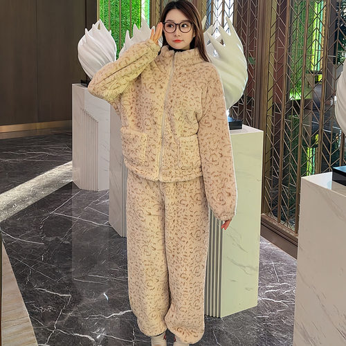 保暖珊瑚绒立领豹纹睡衣套装