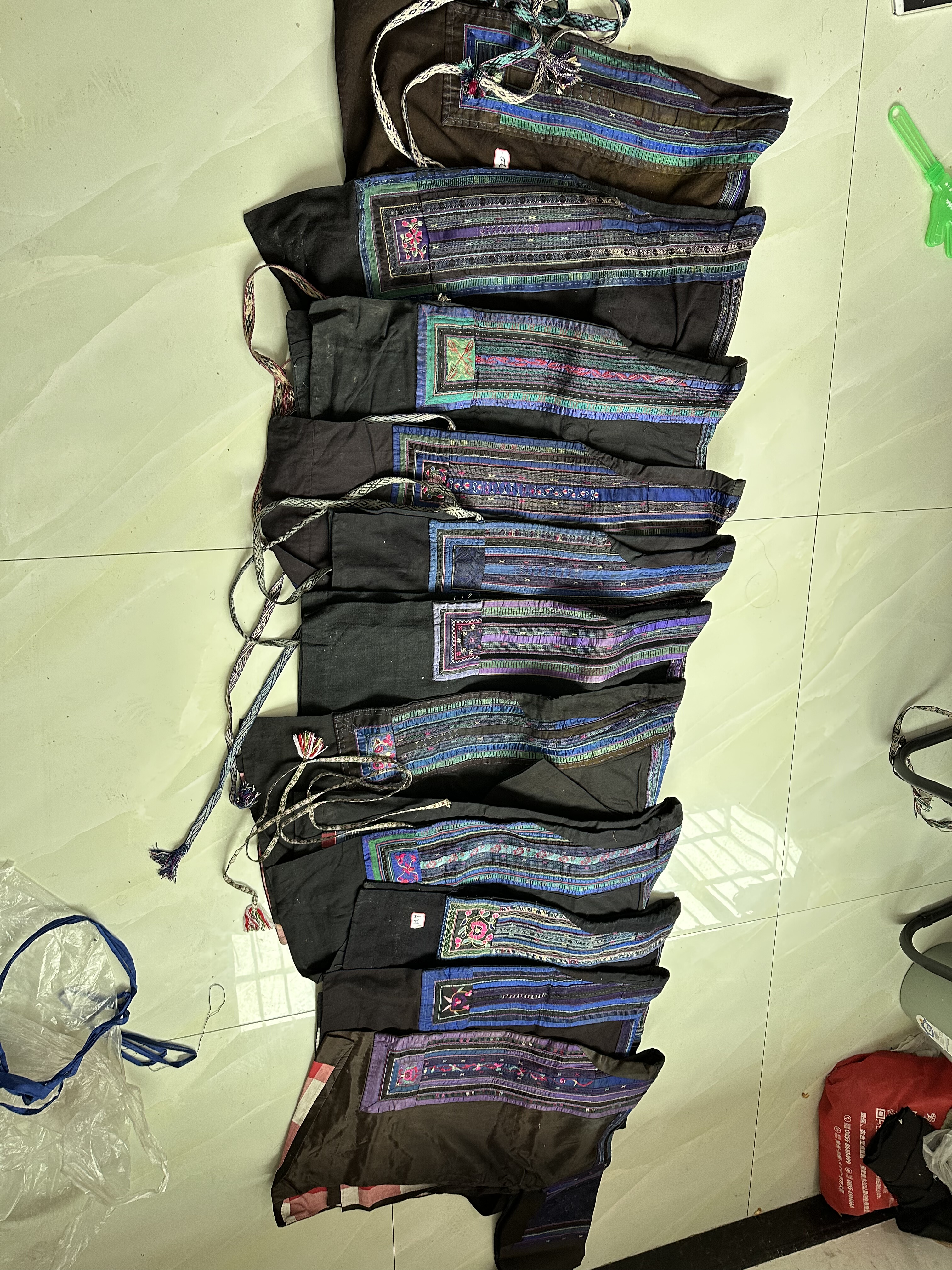 少数民族纯手工老的贞丰黑苗衣服满绣