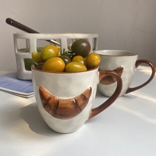 原单尾货 设计师款陶瓷手捏感水杯家用牛角包造型浮雕杯子釉下彩