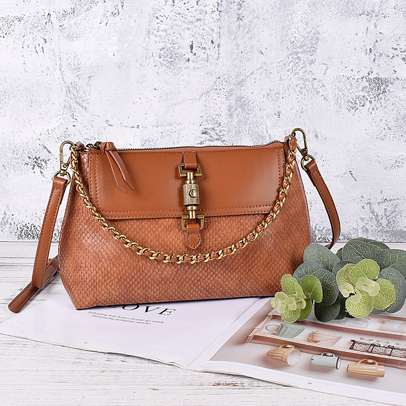 新款复古女包压花图案休闲链条肩带单肩包手提斜挎两用百搭饺子包