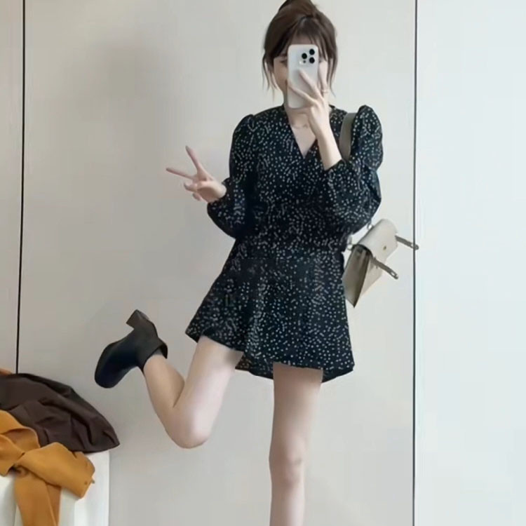 春夏法式学生黑色波点碎花V领泡泡袖连衣裙女春秋新款收腰短裙子