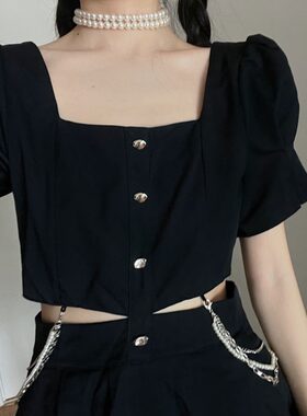 小心机露腰黑色短裙女
