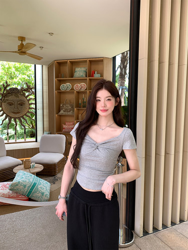 alex stevens设计感扭结V领短袖T恤女夏季短款修身显瘦上衣新款