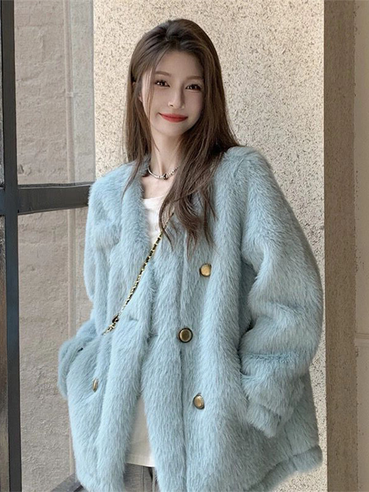 겨울 온화하고 나른한 스타일에 은은한 향이 더해진 벨벳과 도톰한 밍크 벨벳 블루 코트로 고급스러운 느낌의 가을 겨울 여성 코트