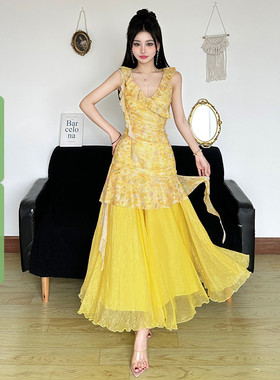 WEEKEEP 小众黄色碎花V领荷叶边不规则连衣裙+叠穿网纱半身长裙