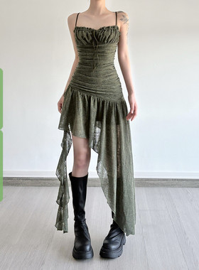 WEEKEEP 复古辣妹森系绿色吊带连衣裙度假风褶皱收腰显瘦不规则裙