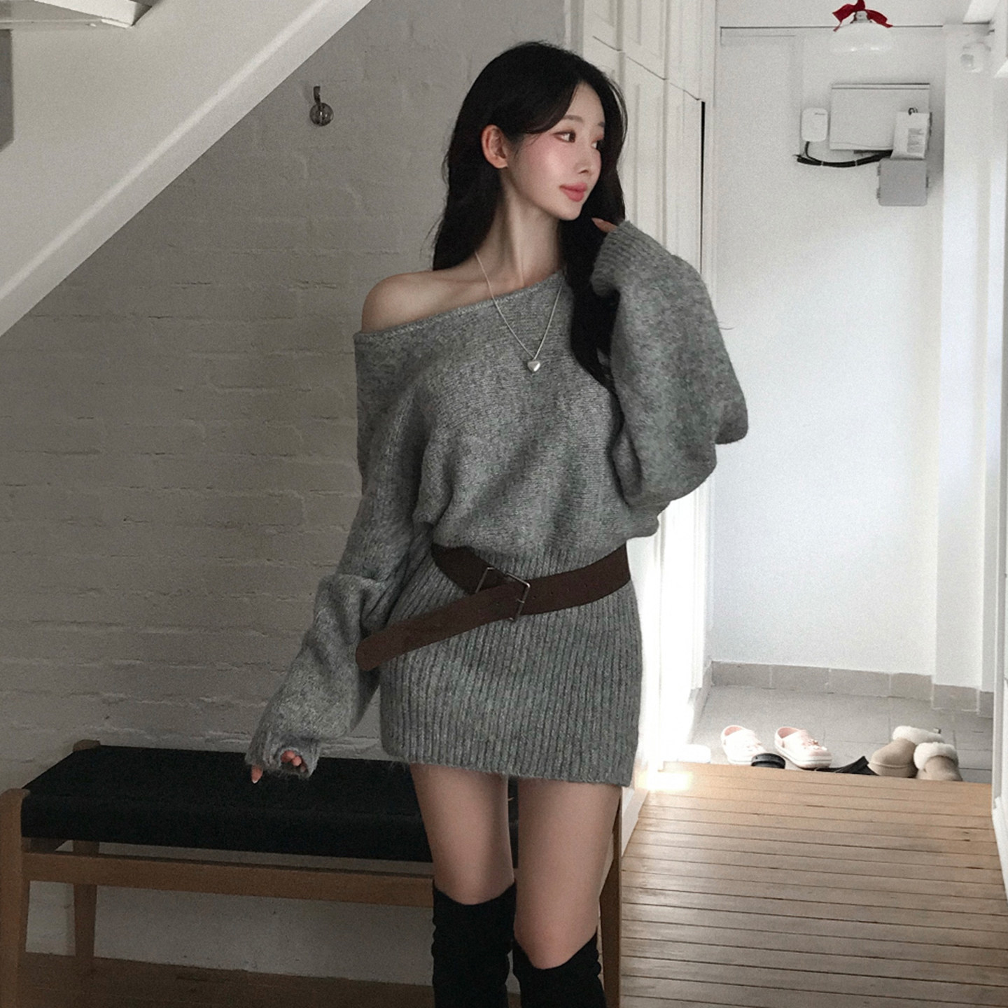 WEEKEEP 松弛感纯色圆领针织宽松长袖毛织连衣裙显瘦包臂短裙秋冬