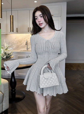 WEEKEEP 纯欲少女风灰色V领系带喇叭袖针织连衣裙收腰显瘦A摆短裙