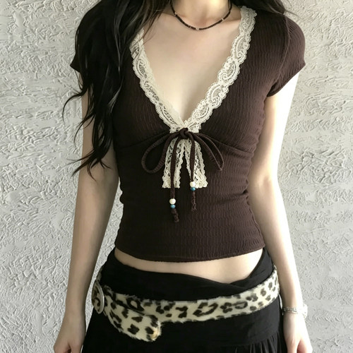 WEEKEEP 法式复古蕾丝拼接肌理面料V领系带串珠短袖上衣女修身T恤