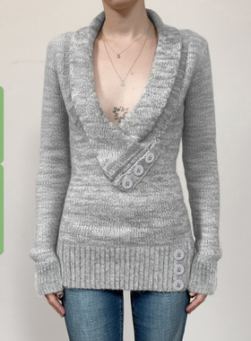 WEEKEEP 复古V领低胸纽扣装饰长袖毛衣女百搭修身收腰中长款上衣