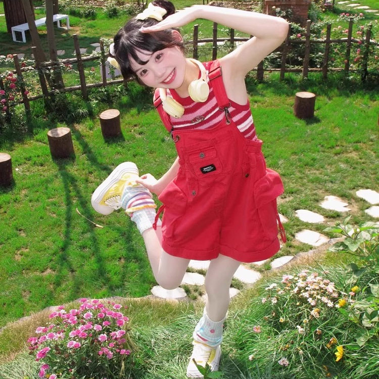 多巴胺穿搭红色牛仔背带短裤女2025夏季宽松减龄小个子工装阔腿裤