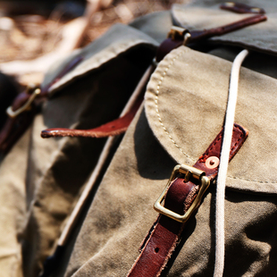 我想说这是一个细节灰常惊艳的水洗做旧帆布伞兵包双肩旅行包