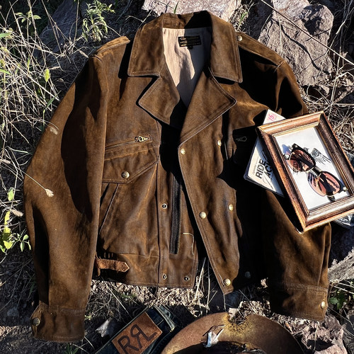 像雾像风又像雨！这是一件特殊材质工艺的港风夹克，上身脱不下来