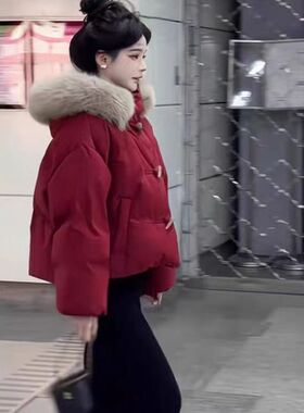 2025超火酒红色上衣大毛领2026新款红色羽绒棉服冬季棉衣牛角扣小