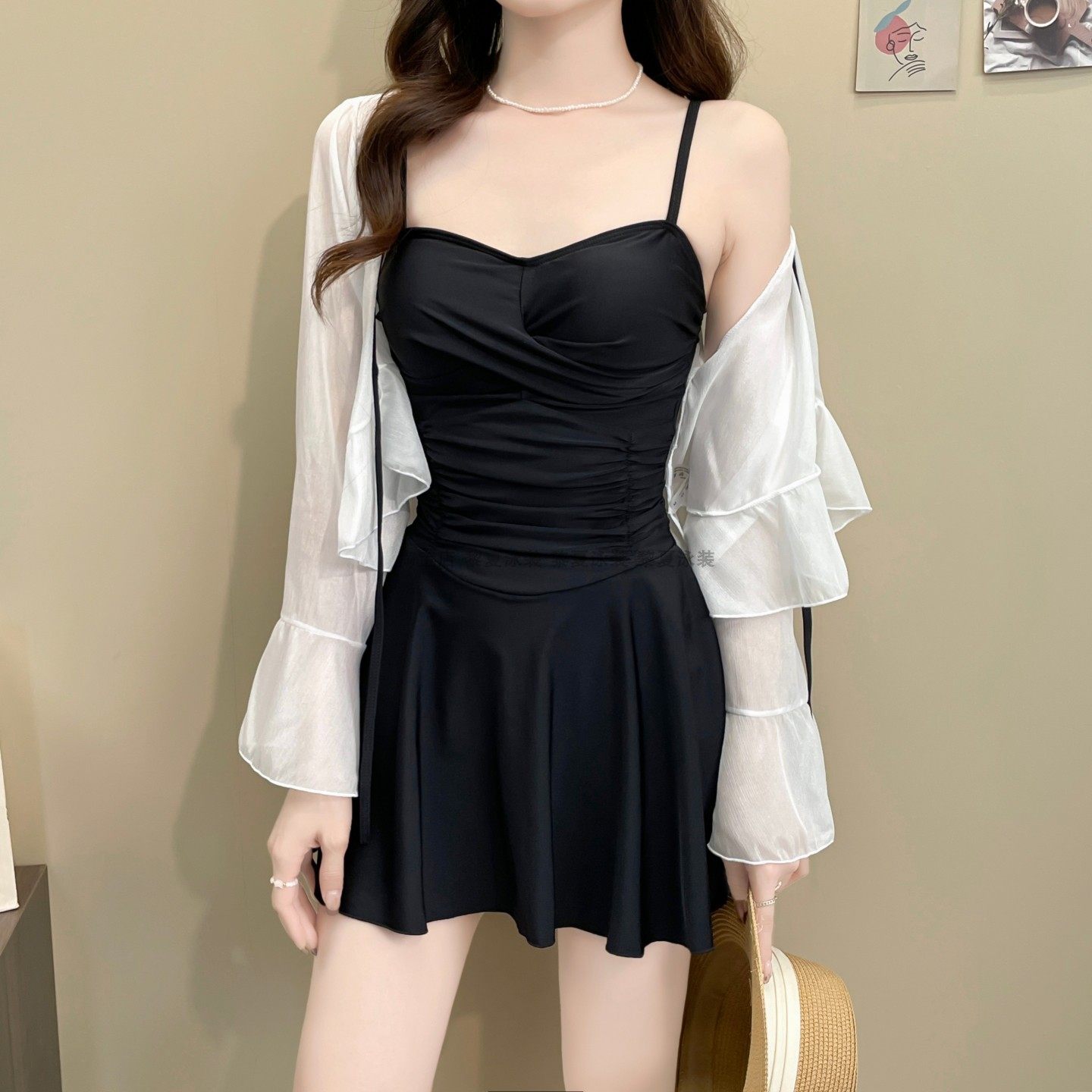 女士泳衣2026新款连体黑色长袖带罩衫带钢托保守遮肉泡温泉高级感