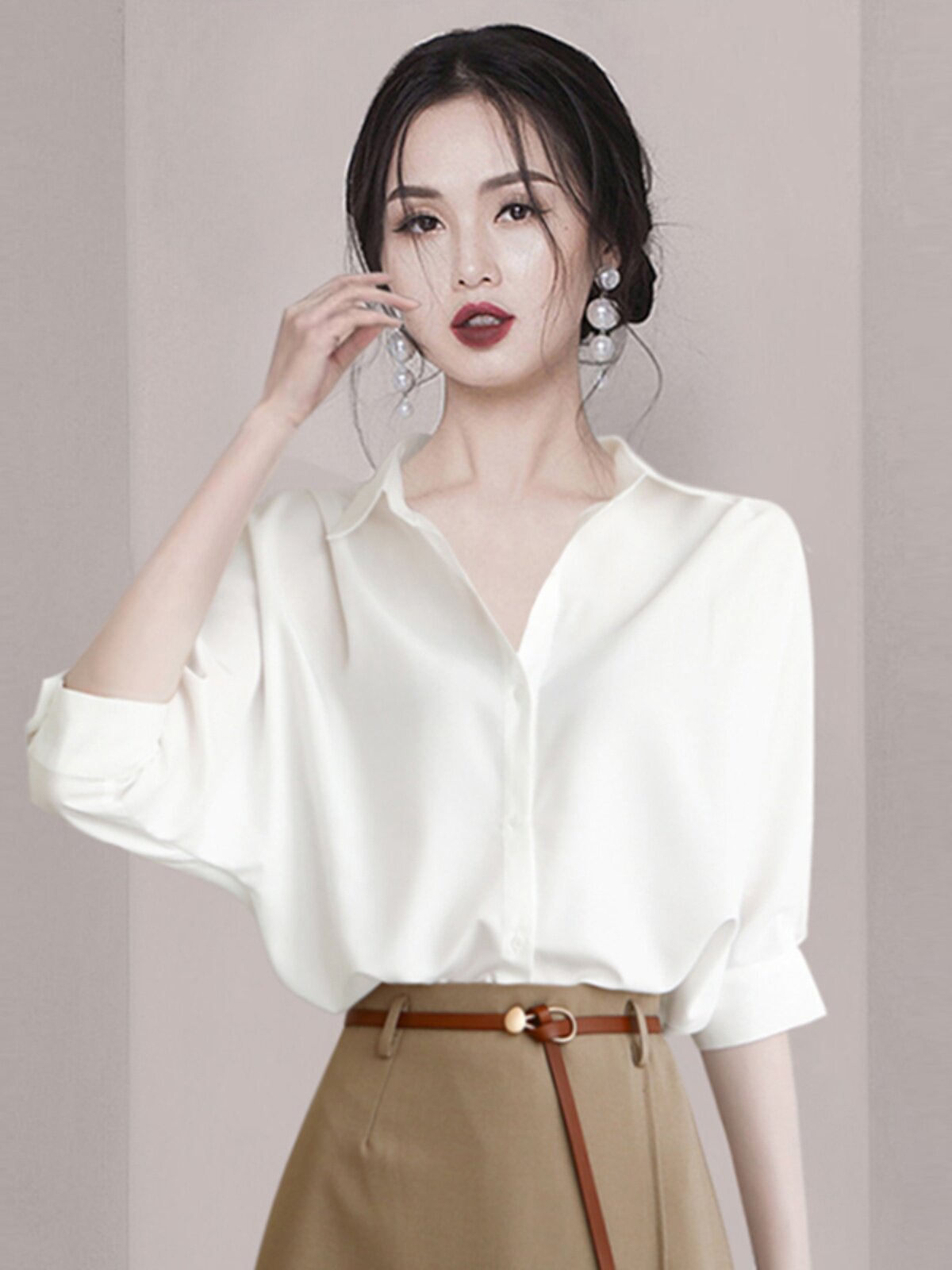 THE KOREAN VERSION OF THE INTERNET CELEBRITY INS SUIT IS WORN A WHITE SHIRT A SMALL SENSE OF DESIGN WHICH IS THIN AND LOOSE AND THE FIVE-QUARTER SLEEVE ANTI-WRINKLE TOP