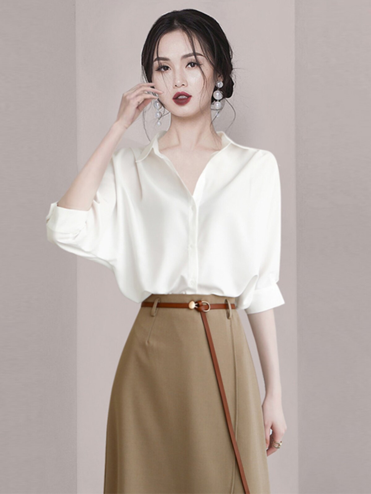 THE KOREAN VERSION OF THE INTERNET CELEBRITY INS SUIT IS WORN A WHITE SHIRT A SMALL SENSE OF DESIGN WHICH IS THIN AND LOOSE AND THE FIVE-QUARTER SLEEVE ANTI-WRINKLE TOP