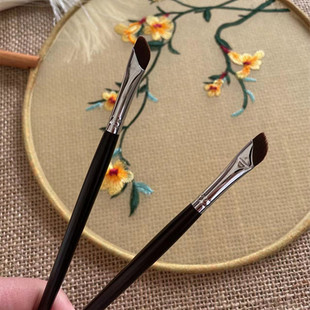 沧州纯手工乌木精细眼线刷卧蚕刷细节刷下眼睑开眼角镰刀刷化妆刷