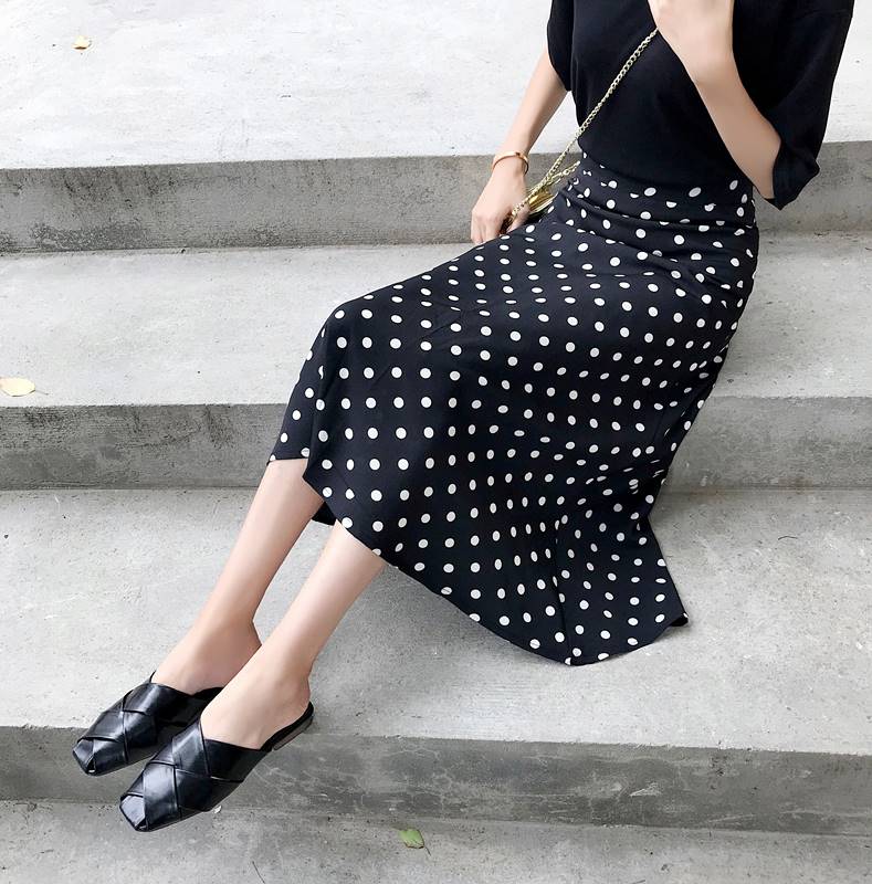 chic¸Ûζ°ëÉíȹÏÄÅ®2018пîÖг¤¿î¸ßÑüa×Ö¸´¹ÅºÚ°×²¨µãµãÓãβȹ