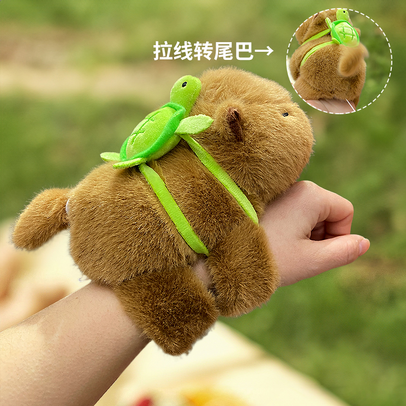 创意毛绒卡皮巴拉啪啪圈挂件可爱情侣书包钥匙链挂饰手臂摇尾巴