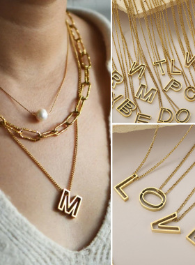 宽厚版立体穿孔26英文字母吊坠项链钛钢IPG14K金时尚女ins锁骨链