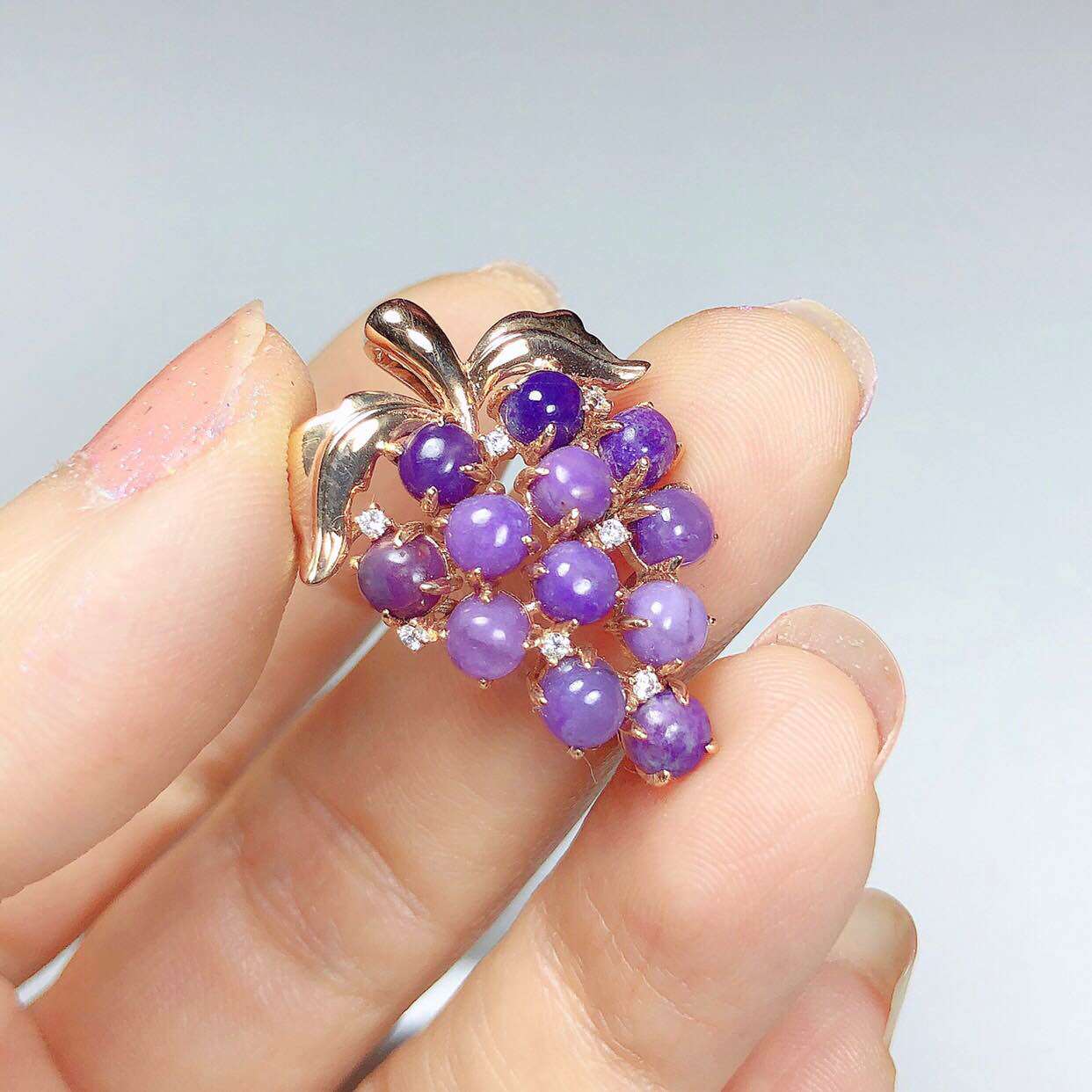 18k玫瑰金镶钻天然舒俱来石玉化粉紫葡萄项吊坠女彩宝礼物时尚