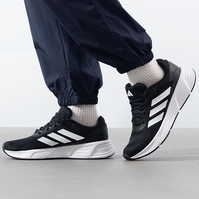 阿迪达斯adidas时尚低帮缓震运动鞋网面透气休闲经典跑步鞋JQ7499