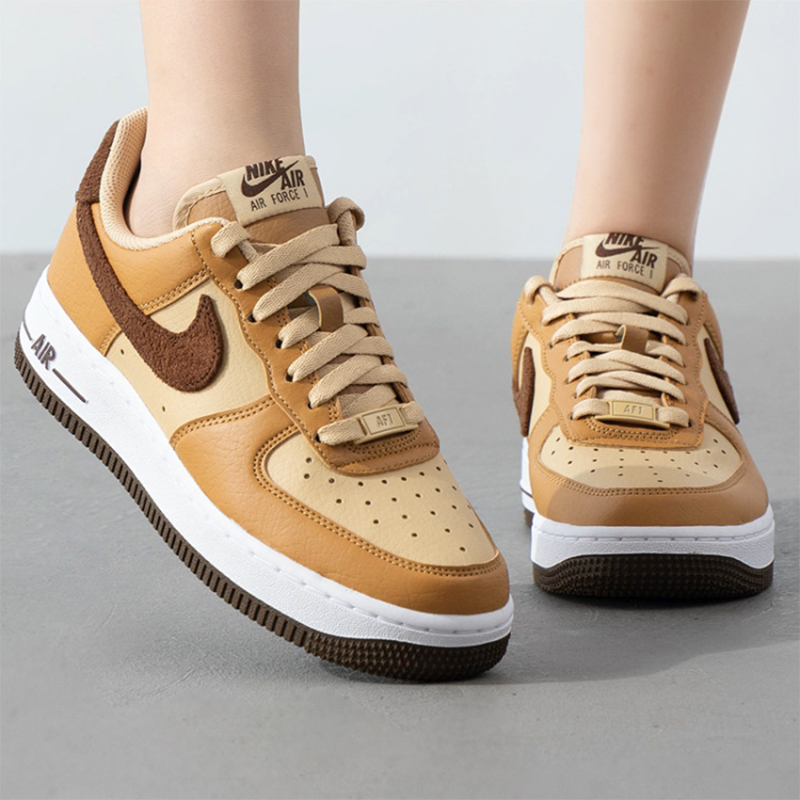 Nike耐克女鞋 AIR FORCE 1 AF1棕白经典休闲百搭板鞋HQ3905-200