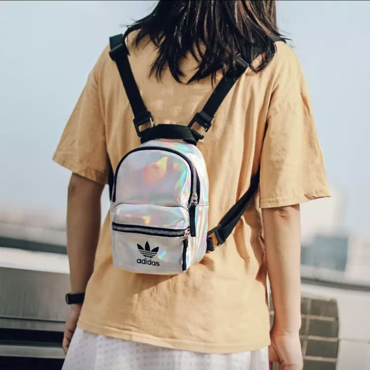 阿迪达斯三叶草大logo镭射涤纶书包双肩背包男女同款情侣款FL9633