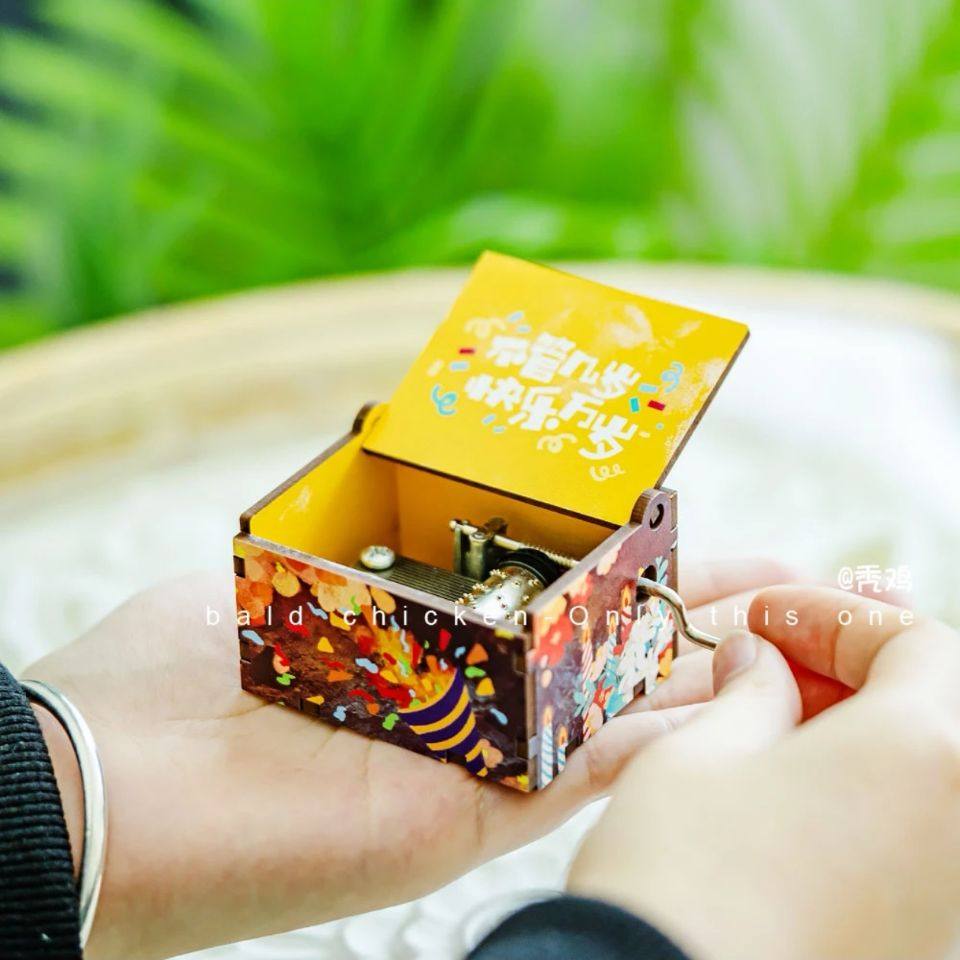 生日快乐手摇发条八音盒木制迷你