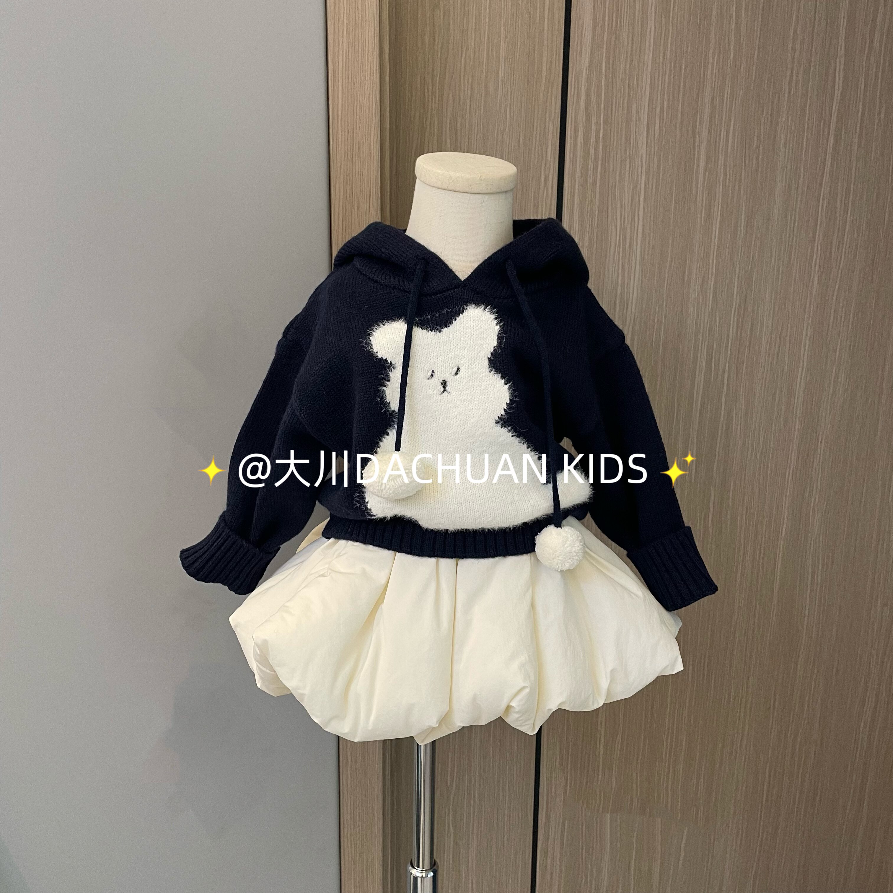 2025冬装新款女潼厚款连帽小熊毛衣时髦休闲百搭针织衫上衣花苞裙