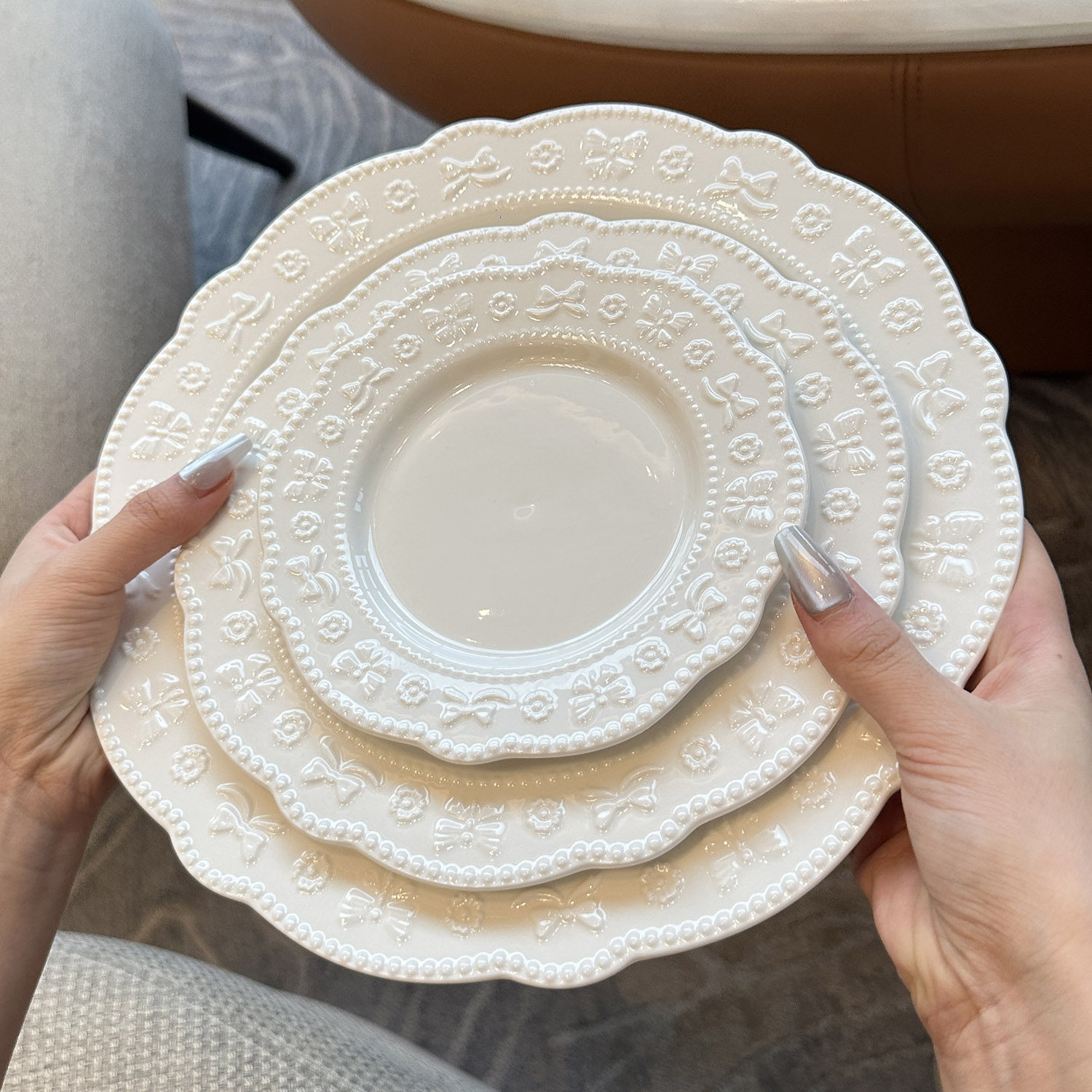 法式浮雕花与蝴蝶结陶瓷餐盘