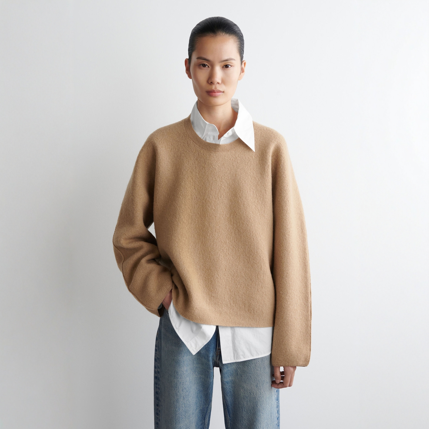 标准版型圆领羊毛毛衣卡其色
