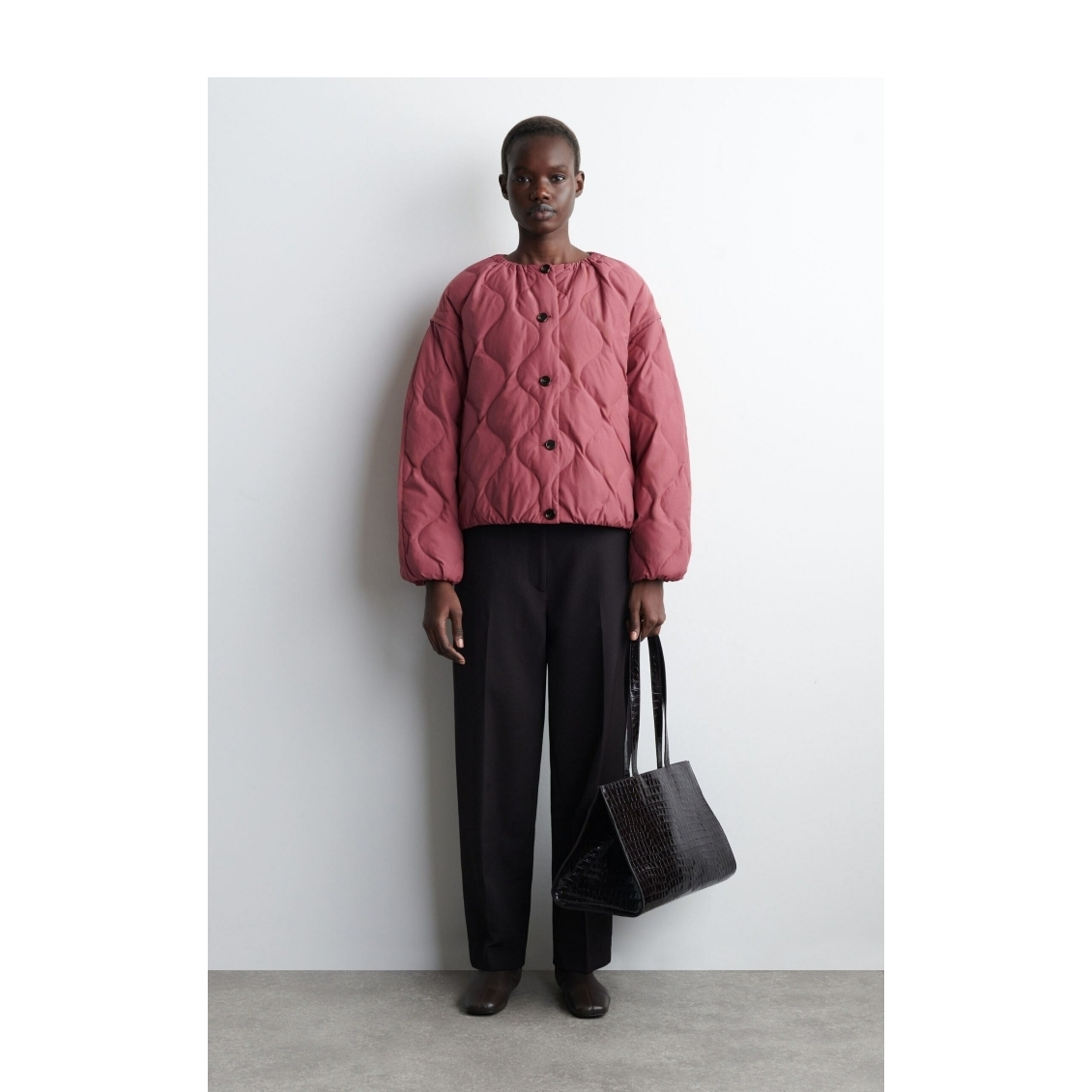 休闲版型绗缝羽绒服夹克橡皮红