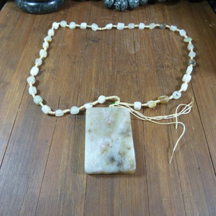 1970号 新疆且末和田玉青白玉牌子 糖玉草花方牌 桃花玉带项链