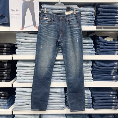 CK破洞水洗蓝色合体直筒牛仔裤