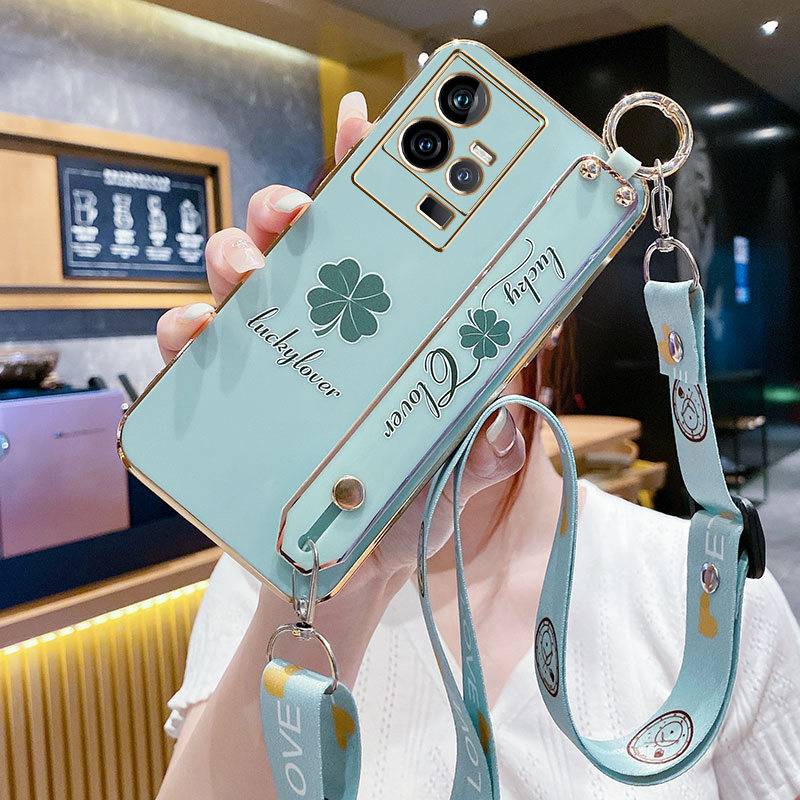 iqoo11系列手机壳四叶草腕带