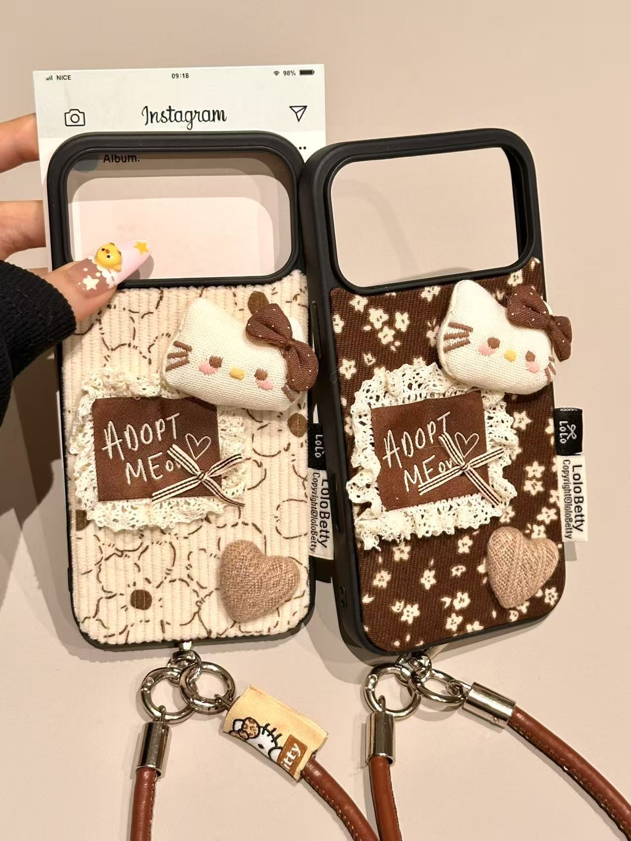 卡通可爱棕底碎花爱心KT猫皮纹壳适用苹果17/16/15/14防摔手机壳 · 棕底碎花爱心KT+棕皮挂绳 苹果15promax