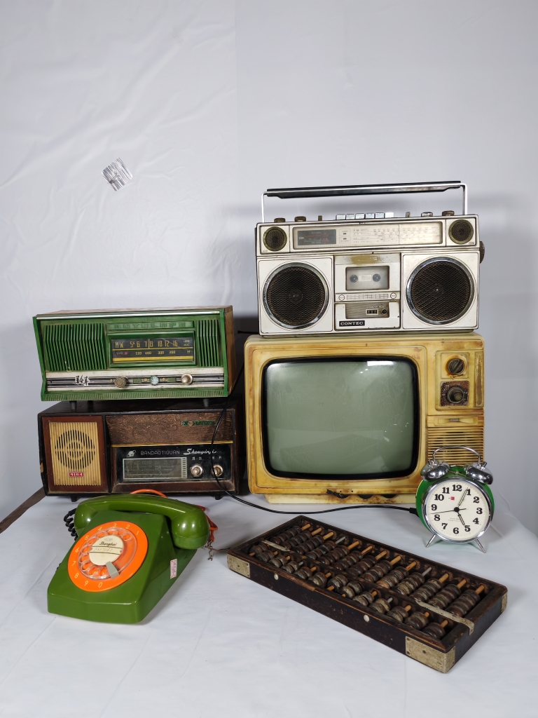 民俗老物件桌面摆件橱窗展览装饰影视道具黑白电视收音机电话录音