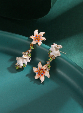 2024新潮原创设计珐琅釉可爱灰色兔子镶钻花朵不对称长款耳环耳钉