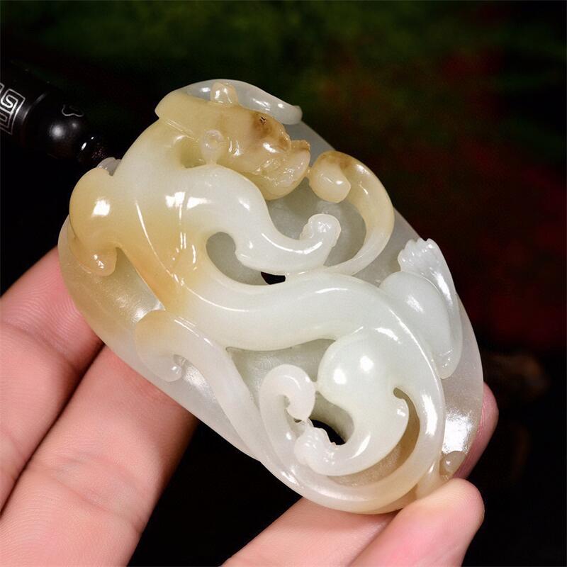 天然新疆料和田玉且末糖玉龙把件玉质细腻油性好温润102.55克犹