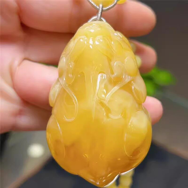 天然俄料原矿蜜蜡苏工雕刻大貔貅吊坠项链 坠重56.3克 配证书xw
