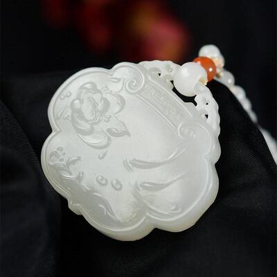 天然新疆和田玉羊脂玉白玉花开富贵平安如意锁吊坠项链52.8g犹