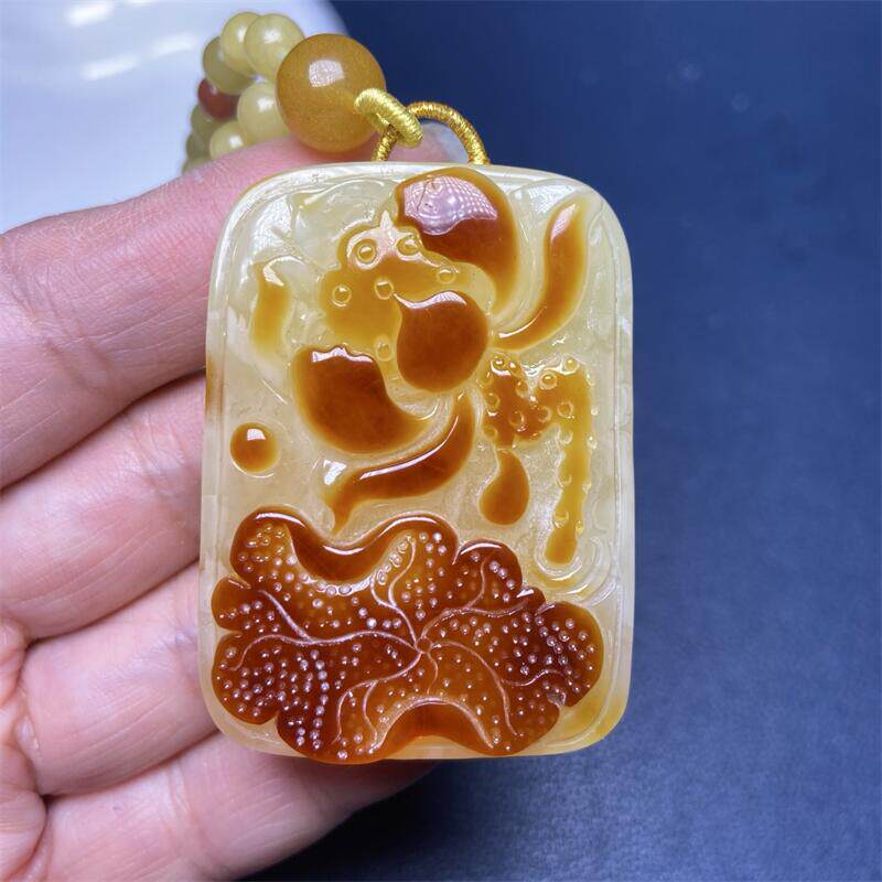 天然俄料原矿俏色巧雕蜜蜡莲花项链吊坠23.3克无优化无烤色琥珀